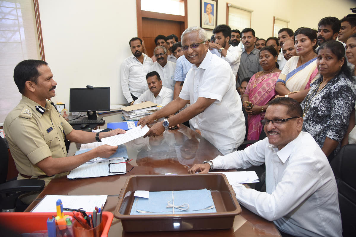 Former Mangaluru South MLA J R Lobo submits a memorandum to City Police Commissioner Vipul Kumar in Mangaluru on Monday.