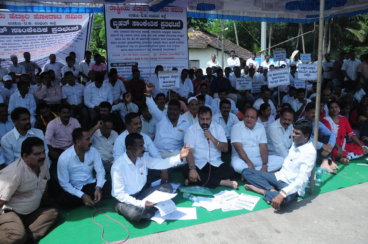 MLC Kota Srinivas Poojary and former minister Vinay Kumar Sorake took part in the protest organised by Rashtriya Heddari Horata Samiti near the Hejamady toll gate on Thursday.