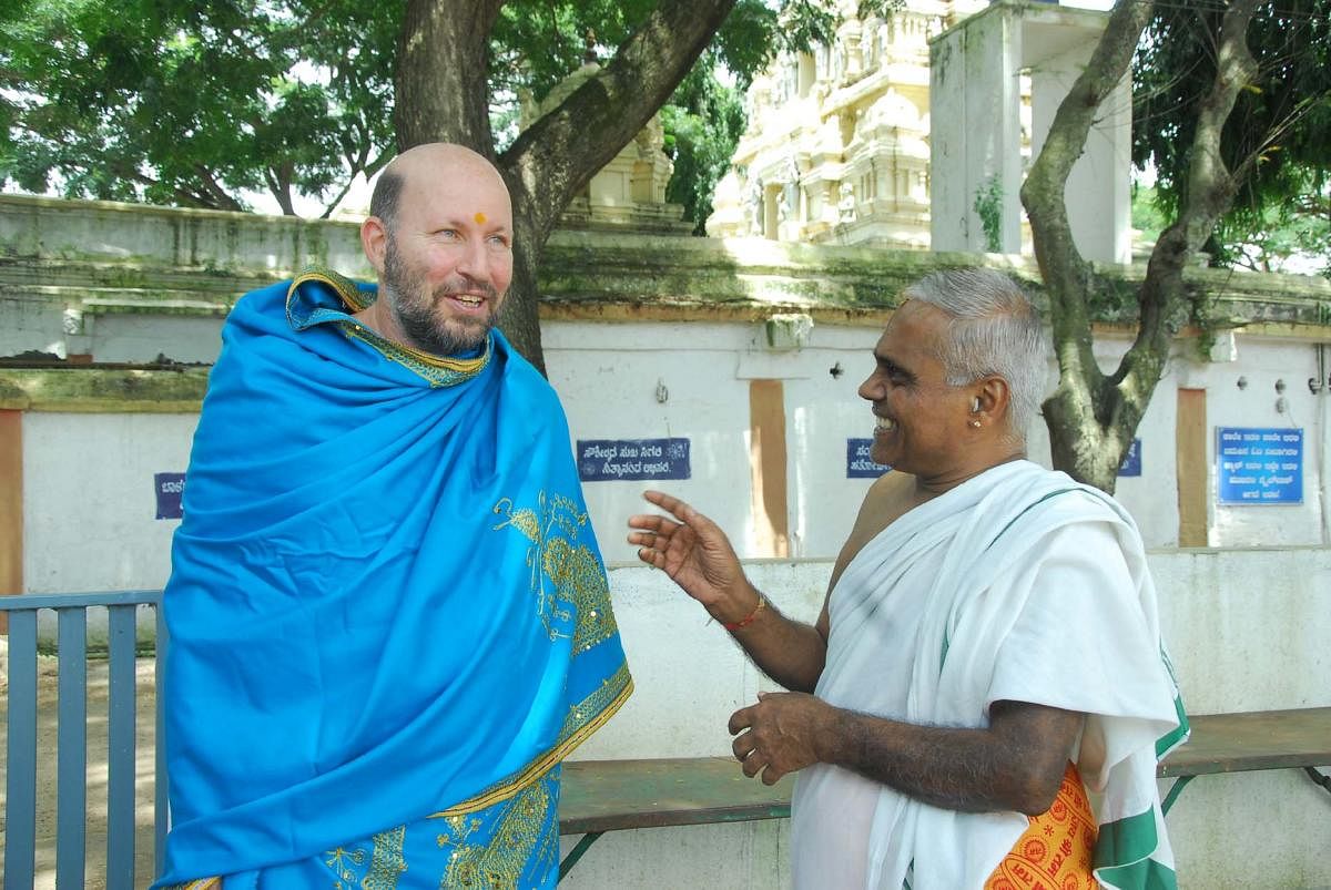 Kannada priest Hiremagaluru Kannan (right) interacts with Tel Aviv University lecturer Rafael Peled.