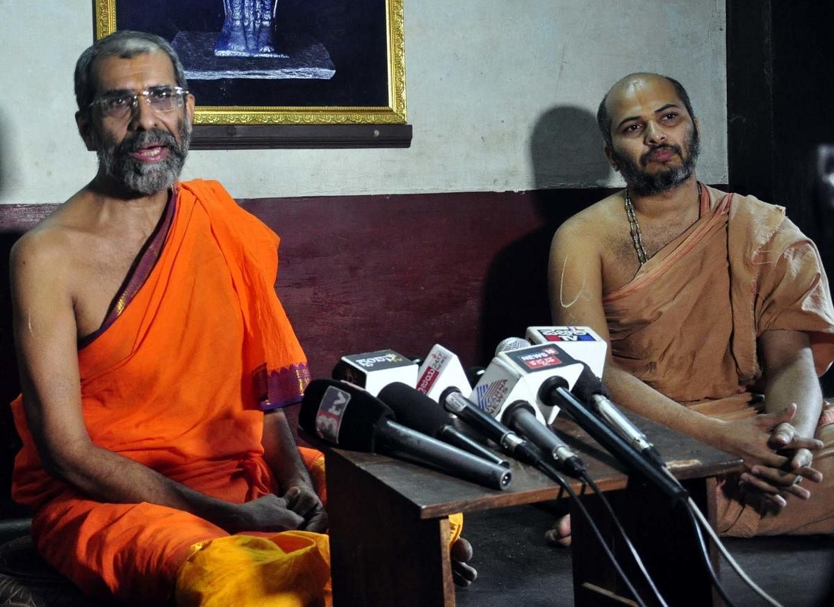 Admaru Mutt seer Sri Vishwapriya Theertha Swami and junior seer Eshapriya Theertha Swami speak to reporters in Udupi on Saturday.