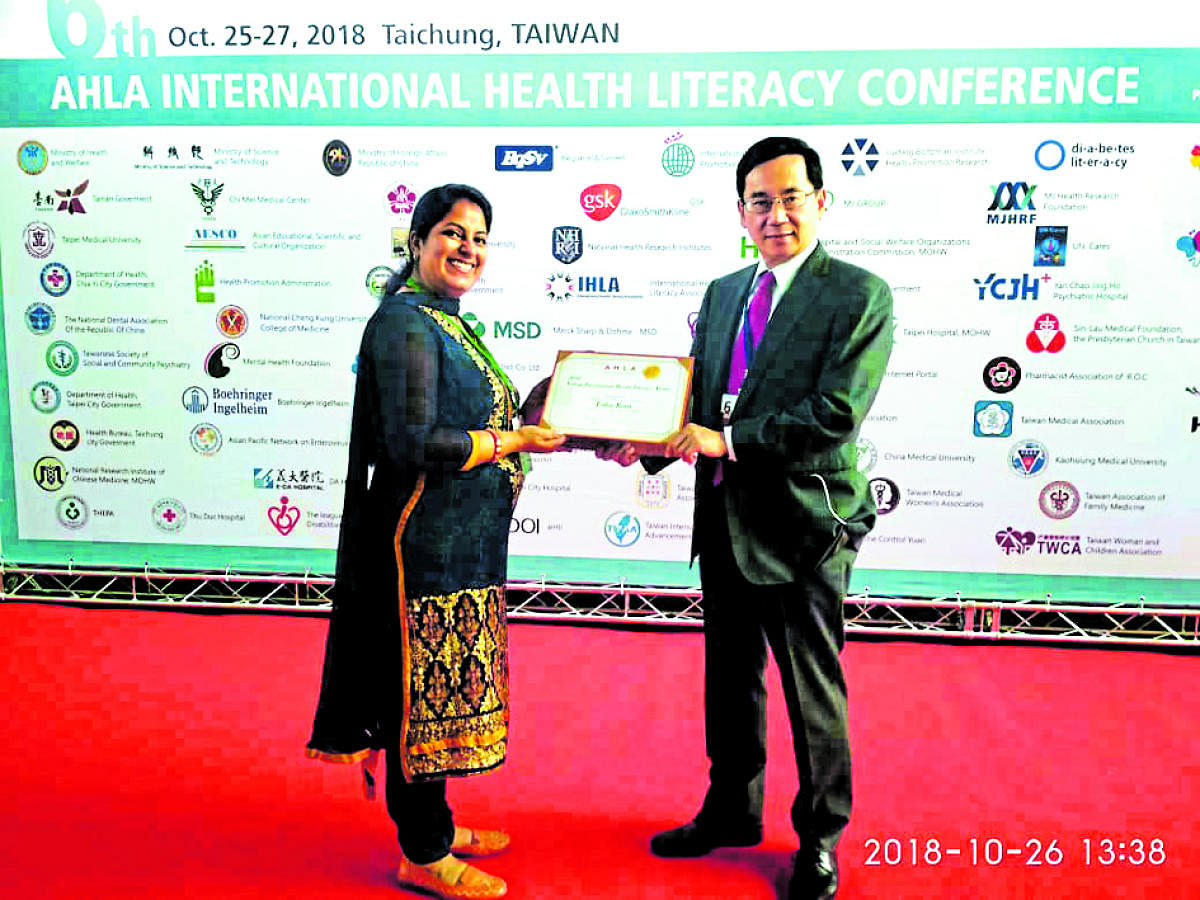 Usha Rani receives the award.