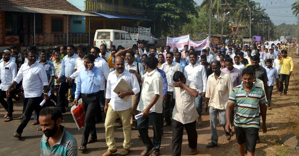 Opposition: Hundreds of villagers take part in a protest rally taken out against the expansion of Kaiga Nuclear Power Plant at Mallapur in Karwar taluk in Uttara Kannada district on Saturday. DH photo.