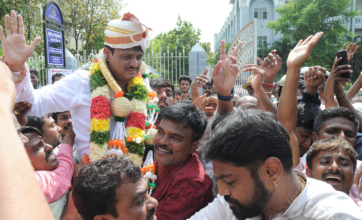 RR Nagar Congress candidate Muniratna being cheered by his supporters after winning the election in Bengaluru on Thursday. DH PHOTO/SRIKANTA SHARMA R.