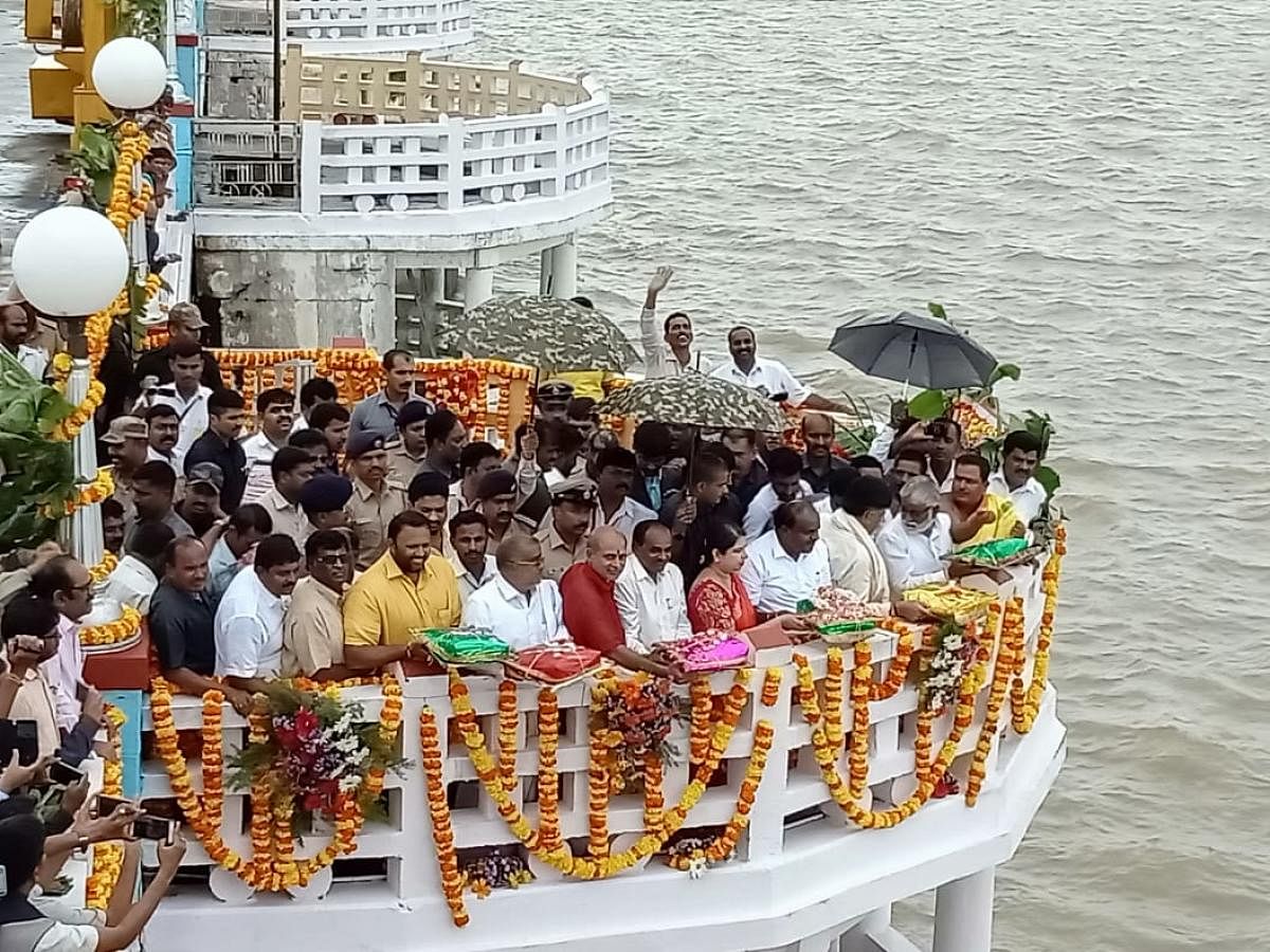 Chief Minister H D Kumaraswamy accompanied by his wife Anita, offered 'bagina' to the river Cauvery at Kabini reservoir on Friday. Water Resource Minister D K Shivakumar is with him. DH photo.