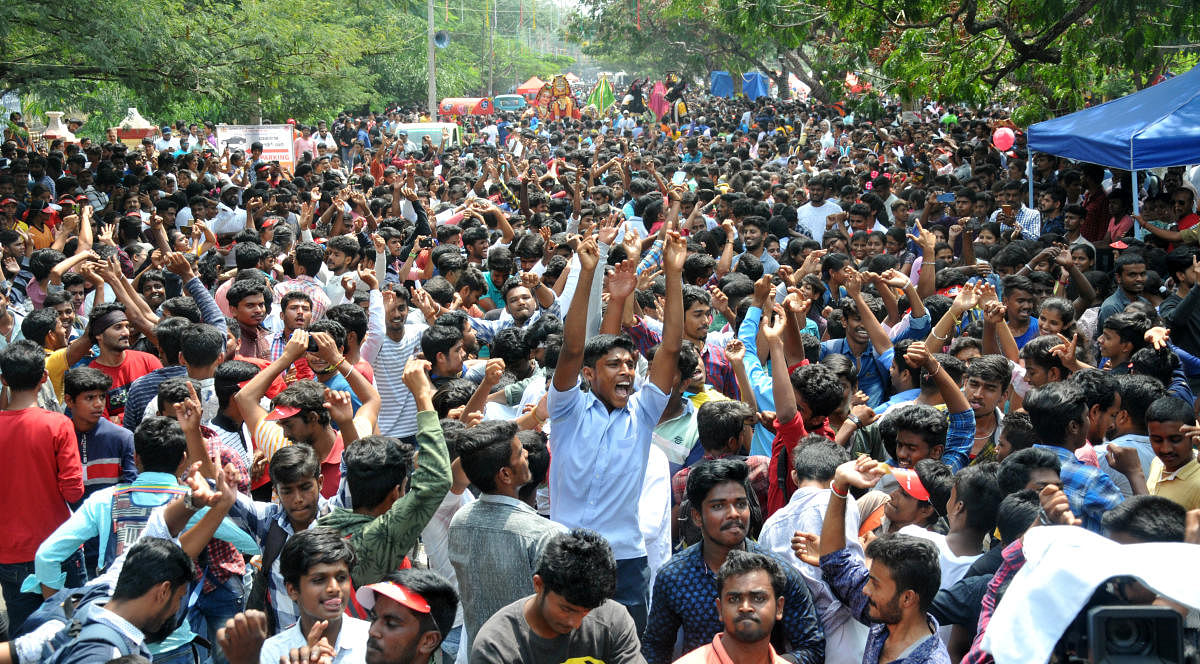 A large number of people enjoy Open Street Festival on Krishnaraja Boulevard in Mysuru, on Saturday.