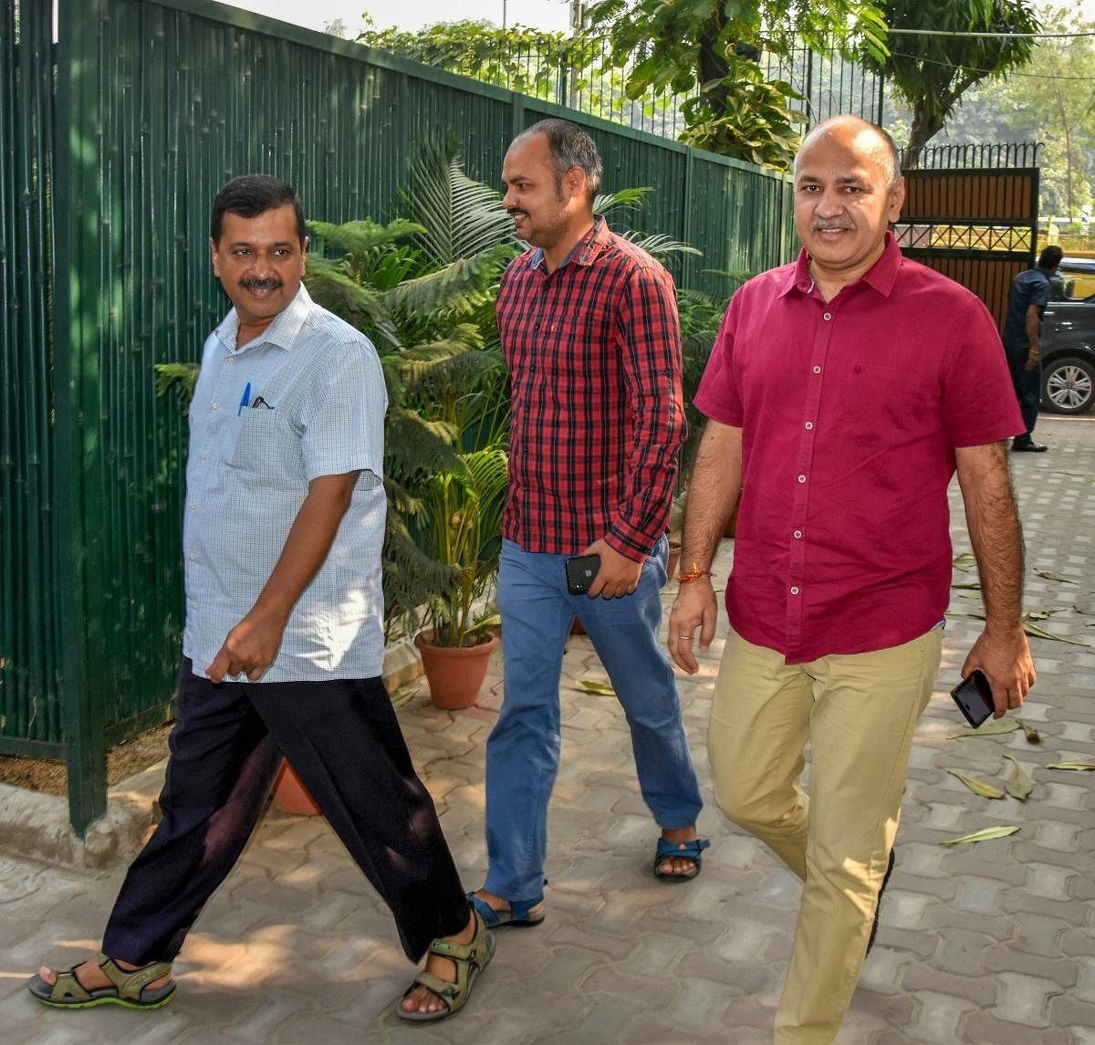 Delhi Chief Minister Arvind Kejriwal (C) and Deputy CM Manish Sisodia (R) arrive at latter's residence, in New Delhi on Thursday. After Patiala house Court granted bail to Kejriwal and Sisodia in the Chief Secretary Anshu Prakash assault case. PTI