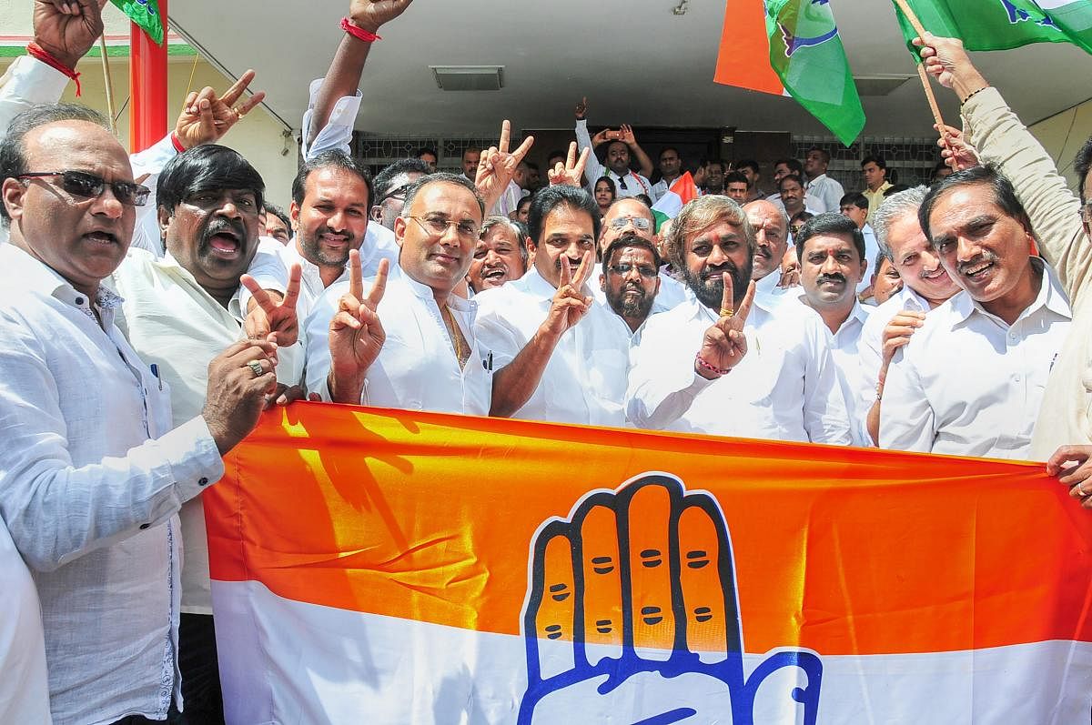 KPCC President Dinesh Gundurao, AICC General Secretary Karnataka in-charge K C Venugopal and party leaders show victory sign after Congress-JD (S) won the by-poll election in Bengaluru, Tuesday, Nov. 6, 2018. (PTI Photo)