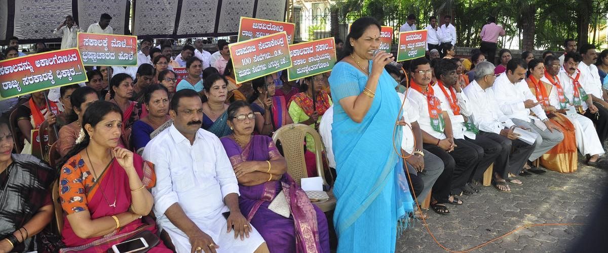Udupi-Chickmagalur MP Shobha Karandlaje addresses the protesters in Udupi on Friday.