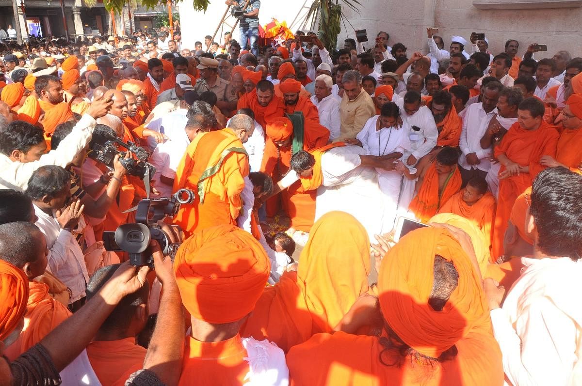 Seers and the pontiffs of Veerashaiva mutts perform the last rites of Tontada Siddalinga Swami on the mutt premises in Gadag on Sunday. DH PHOTO