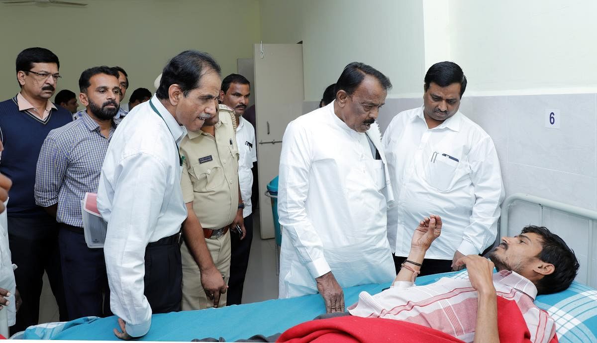 Labour Minister Venkataramanappa visits employees injured in the factory incident in Mudhol, at the district hospital in Bagalkot on Monday. DH photo