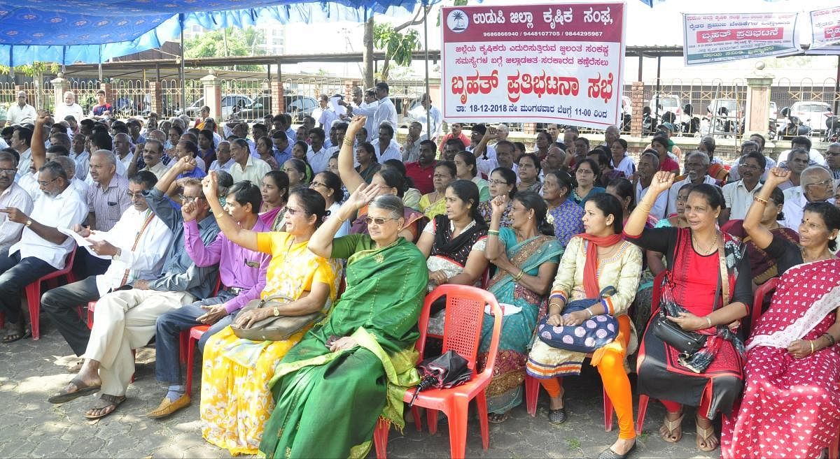 Udupi District Farmers' Association members stage a protest in front of DC's office.