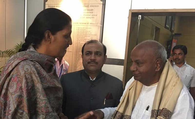 Former prime minister H D Deve Gowda greets Krishna Punia after her victory in the Rajasthan Assembly elections. (Source: Facebook/KrishnaPoonia)