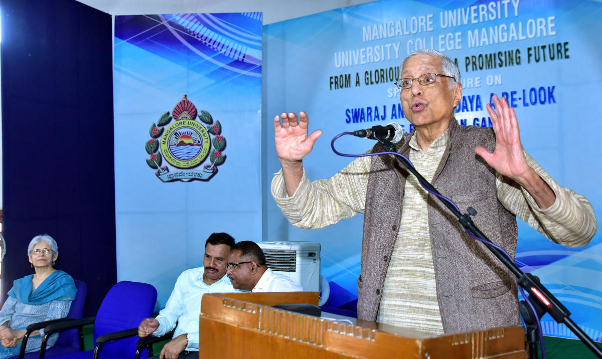 Dr Rajmohan Gandhi, grandson of Mahatma Gandhi, delivers a special lecture on 'Swaraj and Sarvodaya: A Re-loo' at University College in Mangaluru on Friday.