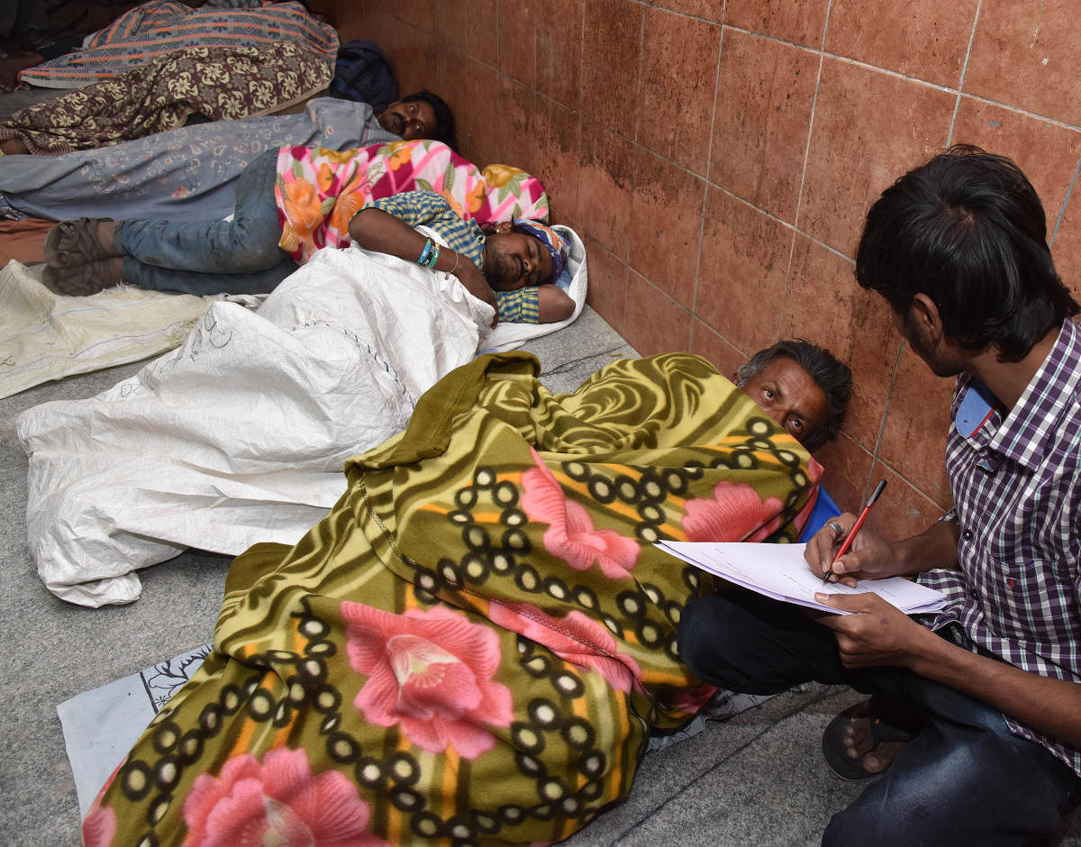 Survey of homeless people, at Kalasipalya in Bengaluru on Wednesday. DH Photo/ B H Shivakumar