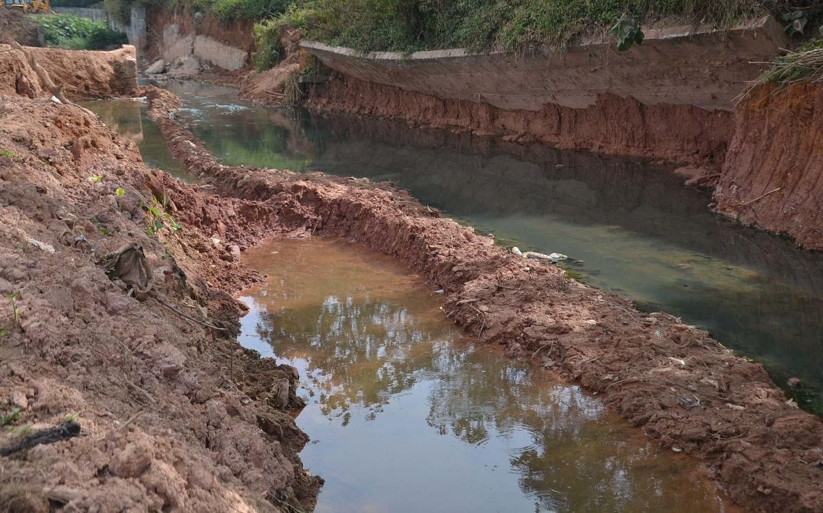 Work on the retaining wall on Race Course Road in Madikeri is causing problems to road users.