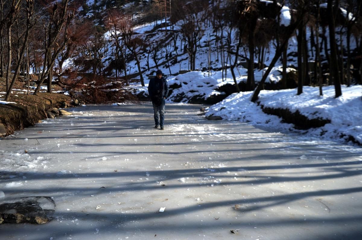 A MeT Department official said the minimum temperature recorded in Srinagar on Monday was minus 6.8 degrees Celsius which was lowest in the last 11 years. (DH Photo)