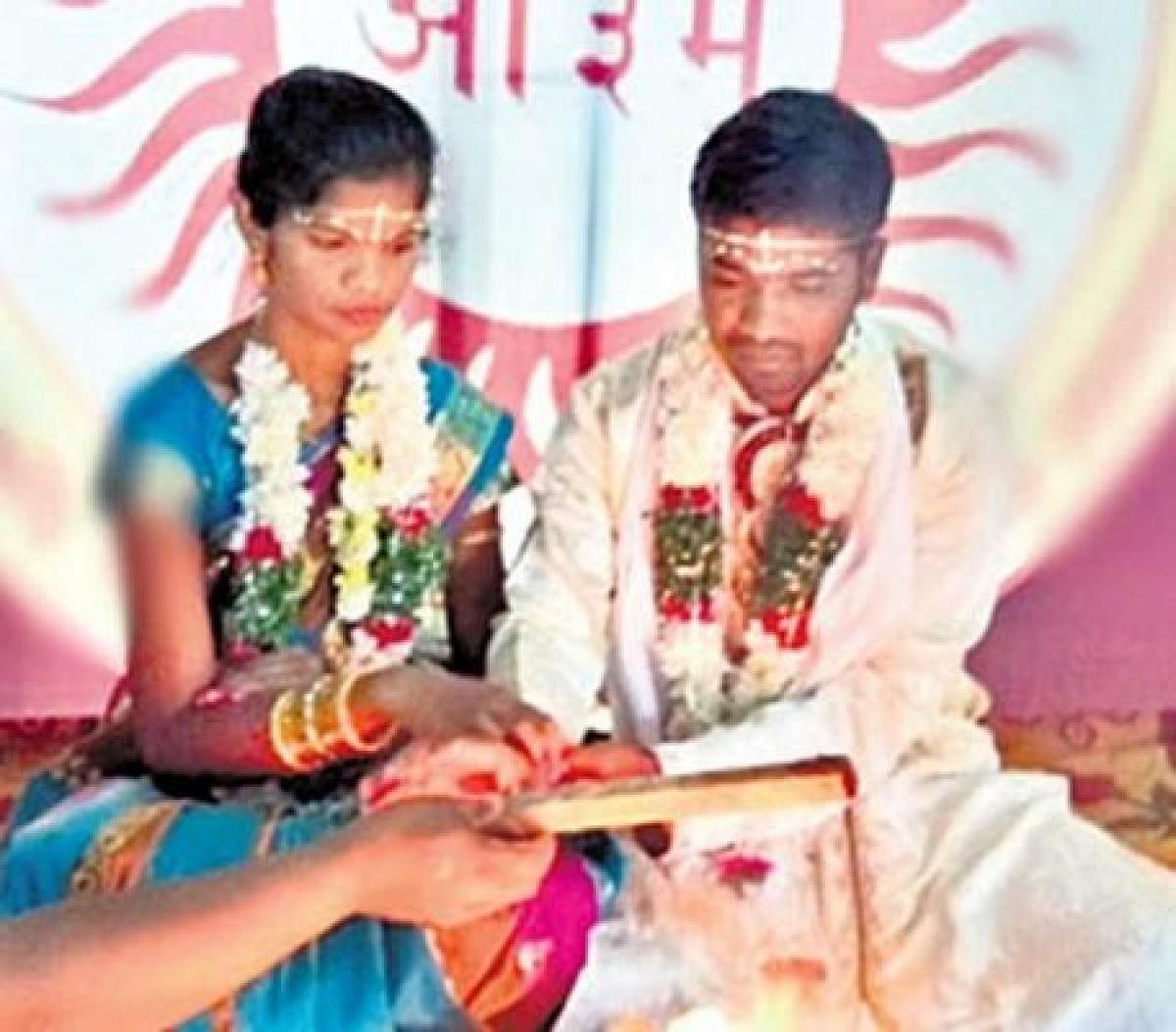 Photo of Anuradha and Laxman marrying at Arya Samaj