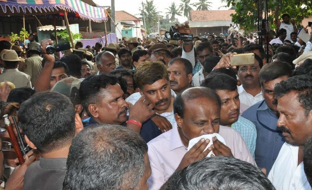Chief Minister H D Kumaraswamy turns emotional during his visit to Thopanahalli, to pay his last respects to JD(S) leader Prakash, on Tuesday. dh photo