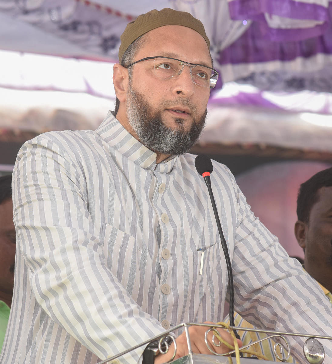 Slamming the order, Owaisi tweeted, "UP cops literally showered petals for Kanwariyas, but namaz once a week can mean disrupting peace &amp; harmony". (File Photo)