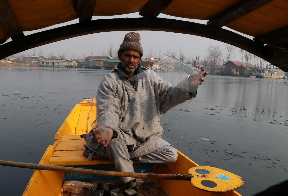 The minimum temperature in Srinagar dropped over one degree to settle at a low of minus 6.7 degree Celsius as compared to minus 5.5 degrees the previous night. (DH Photo)