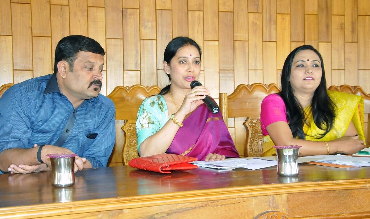 Chikkamagaluru CMC President Shilpa Rajashekar speaks at the CMC meeting in Chikkamagaluru on Wednesday.