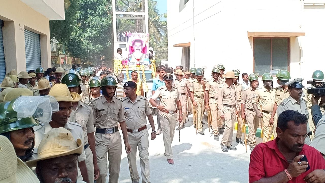 The body of JD(S) leader Thoppanahalli Prakash is being taken on a procession accompanied by hundreds of JD(S) workers and villagers. Heavy police security in place. (DH Photo)