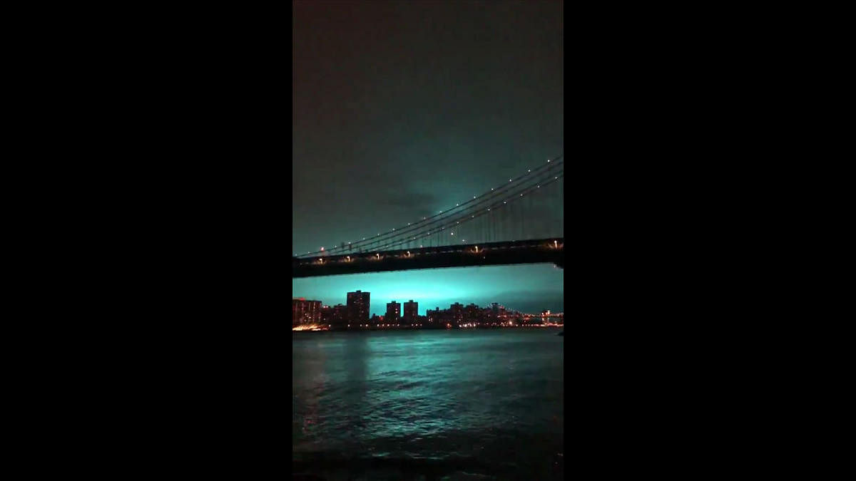 This video grab taken from footage obtained courtesy of Alexander C. Kane taken on December 27, 2018, shows a blue light caused by a transformer explosion at a power plant in Queens on December 27, 2018. (Photo by Alexander C. KANE / Twitter accout of Ale