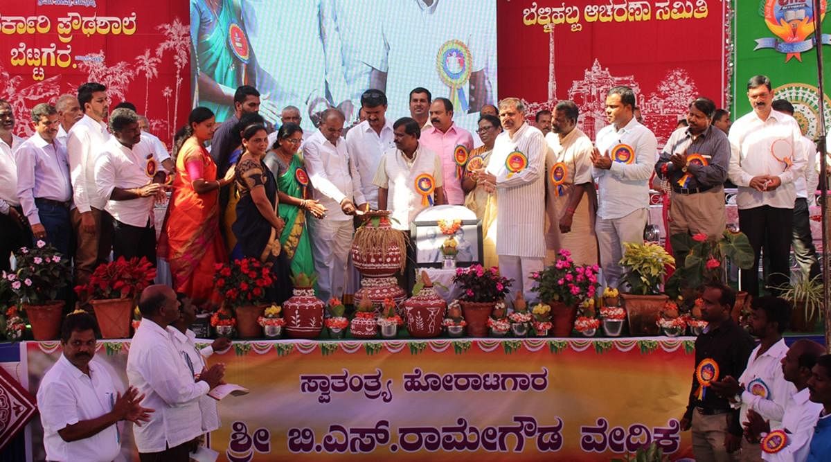 Minister for Backward Classes Welfare C Puttarangashetty inaugurates the silver jubilee celebrations of Shreemathi Ningamma Bommayya Government High School at Bettagere in Mudigere taluk on Friday.