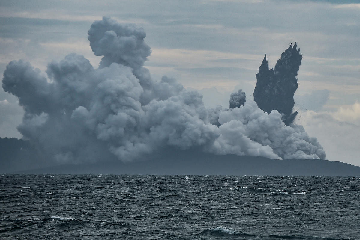 Mount Anak Krakatau volcano spews hot ash during an eruption as seen from Indonesian Naval Patrol Boat, KRI Torani 860, at Sunda strait in Banten, Indonesia, December 28, 2018. (Antara Foto/Muhammad Adimaja via REUTERS)