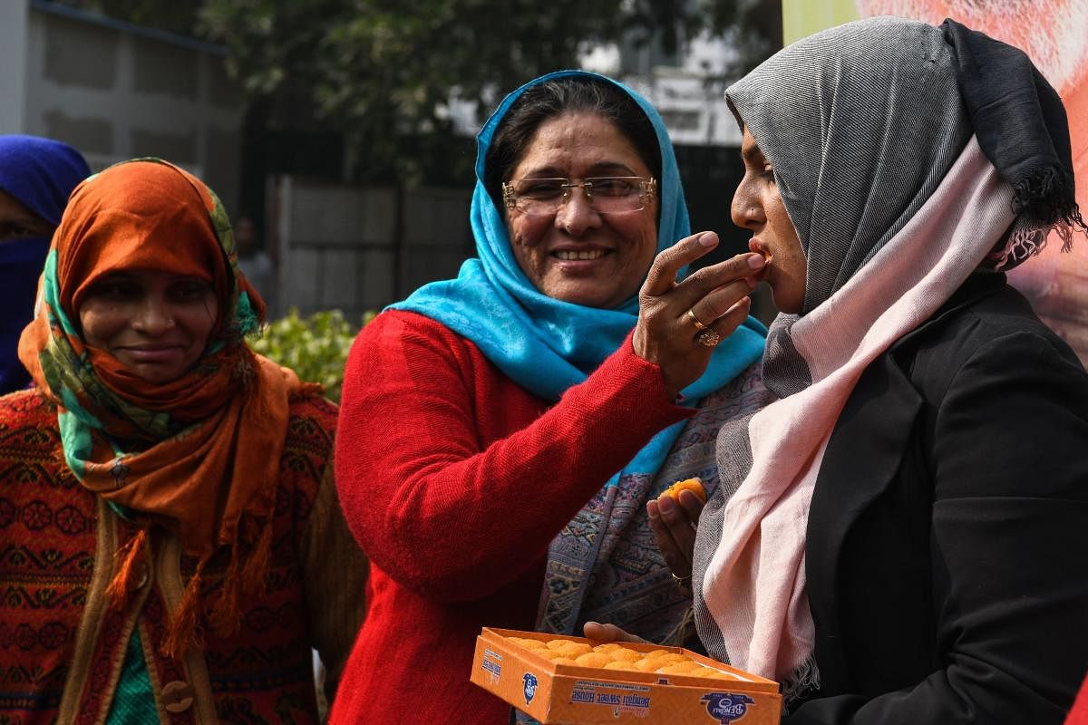 Indian Muslim women celebrate the passing of a bill against the Islamic practice of "instant divorce" in New Delhi on December 28, 2018. - India's lower house of parliament passed a proposed law on December 27 to outlaw and criminalise the practise of "tr