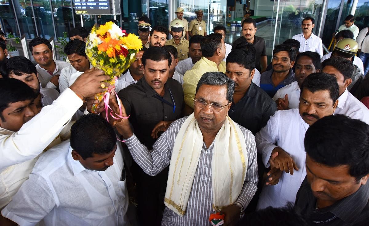 Former chief minister Siddaramaiah being welcomed at Hubballi Airport on Thursday.