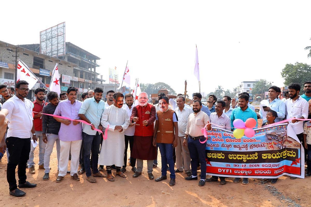 DYFI performs mock inauguration of Thokkottu flyover