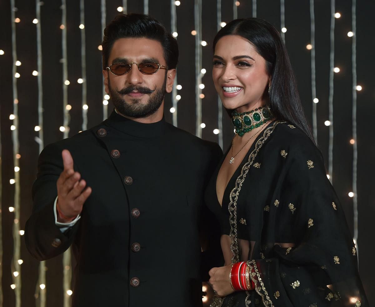 Bollywood actors Ranveer Singh (L) and Deepika Padukone (R) pose as they arrive to attend a wedding reception of a Bollywood actress in Mumbai, India, on December 20, 2018. (AFP Photo)