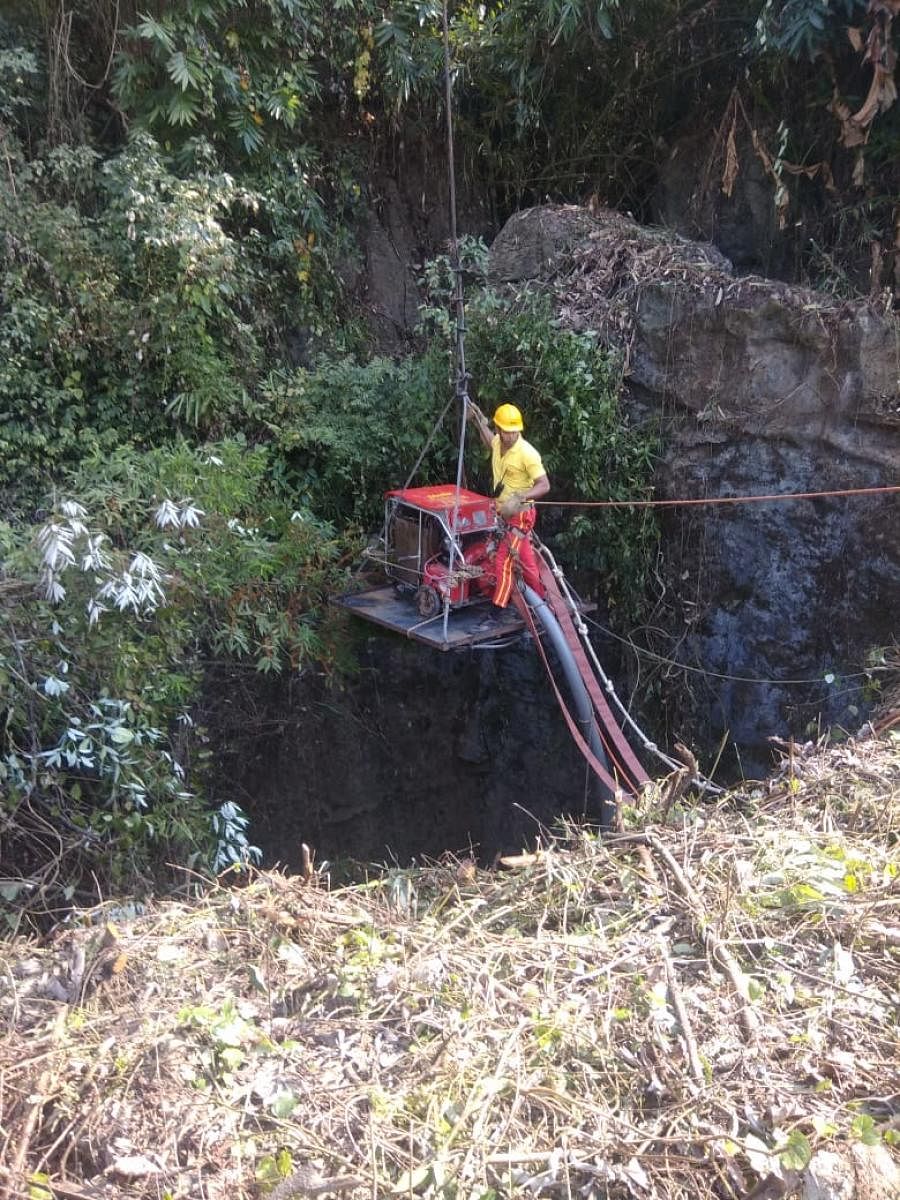 An Odisha fire service personnel struggles to install a water pump near the Meghalaya mining mishap site on Thursday. Photo credit/East Jaintia Hills district administration, Meghalaya