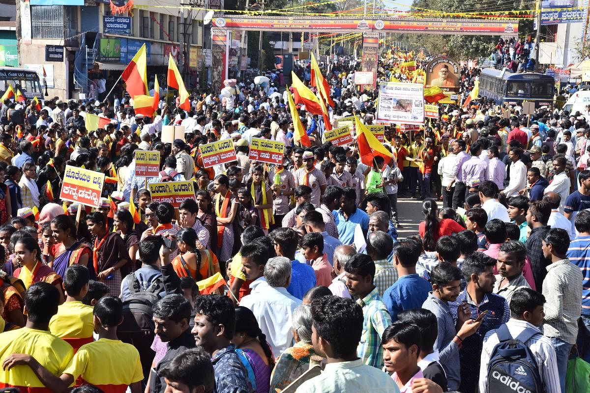 People throng to Akhila Bharatha Kannada Sahitya Sammelana in Dharwad. DH Photo