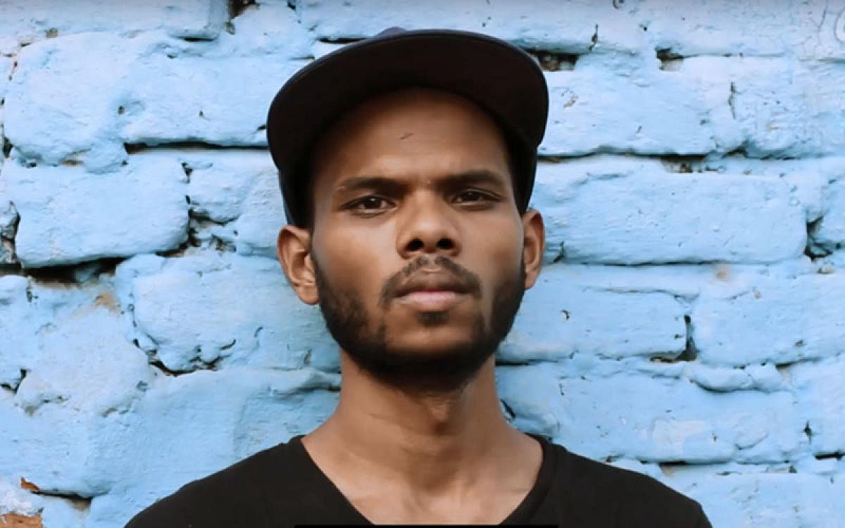 Rapper Sumeet Samos, who recently released a hip-hop video 'Ladai Seekh Le' on caste discrimination. (Video Grab)
