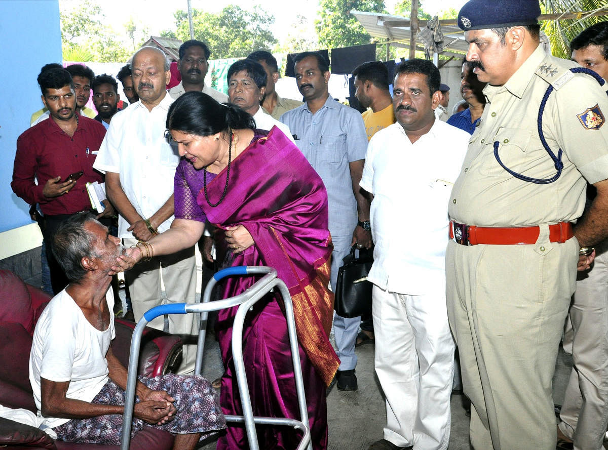 District In-charge Minister Jayamala consoles the family member of a missing fisherman at Malpe in Udupi on Saturday. 