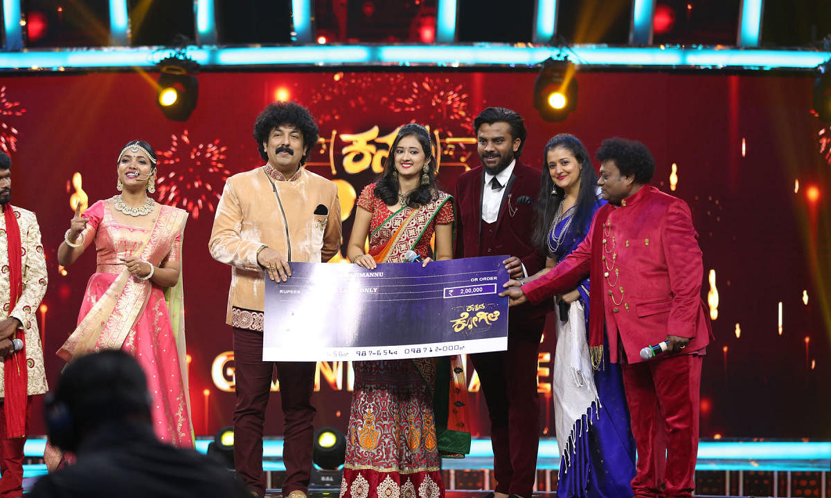 Akhila Pajimannu receives the first runner-up prize at ‘Kannada Kogile’, a reality show.
