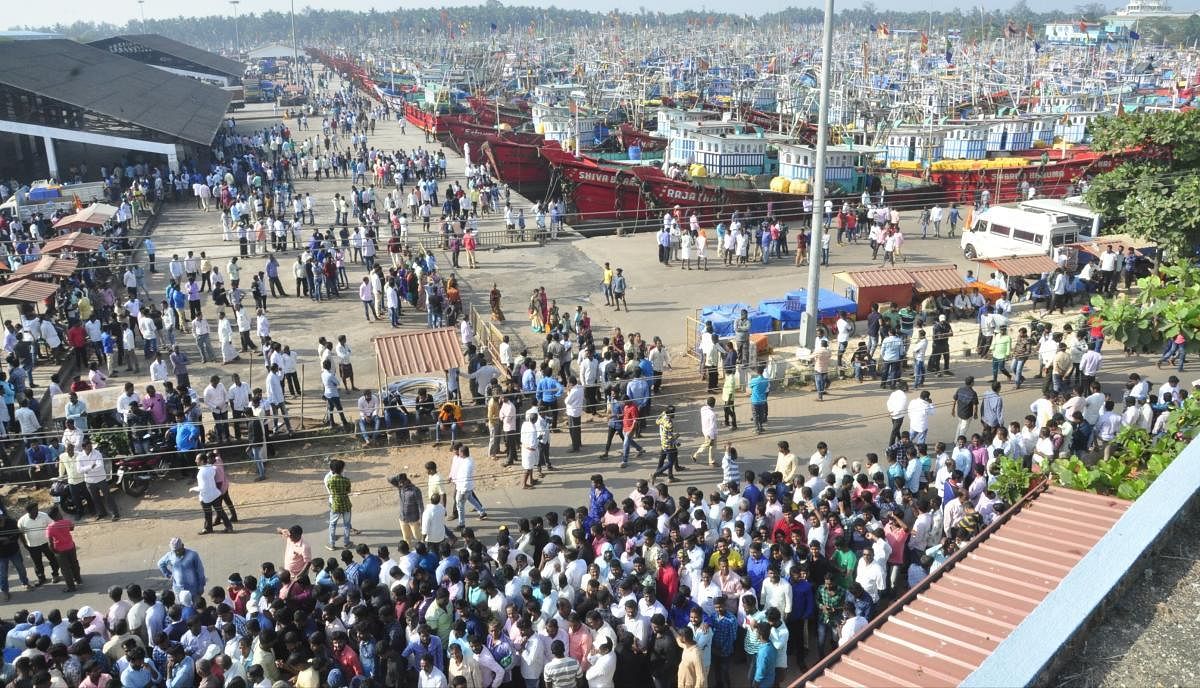 Fishing comes to a halt at Malpe harbour during the protest, on Sunday. dh photo