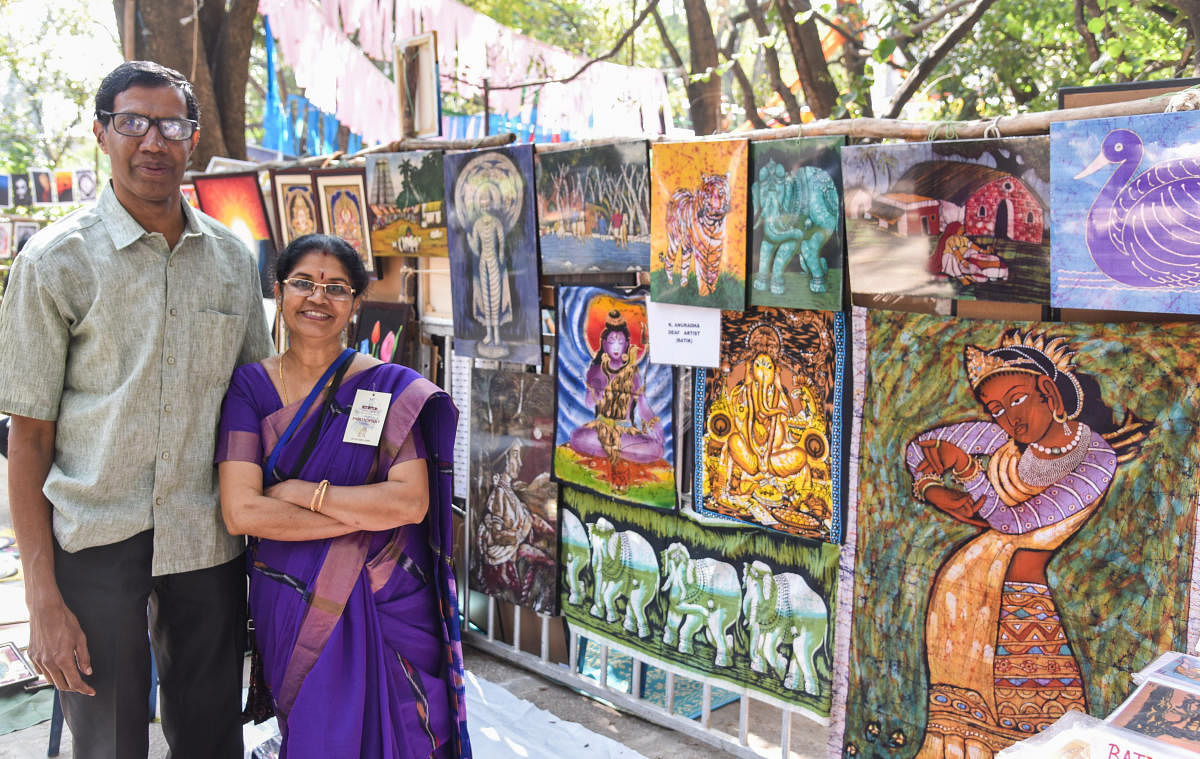 K Anuradha, a deaf artist based in Bengaluru, had displayed handpainted Batik silk greeting cards, scarves and paintings.