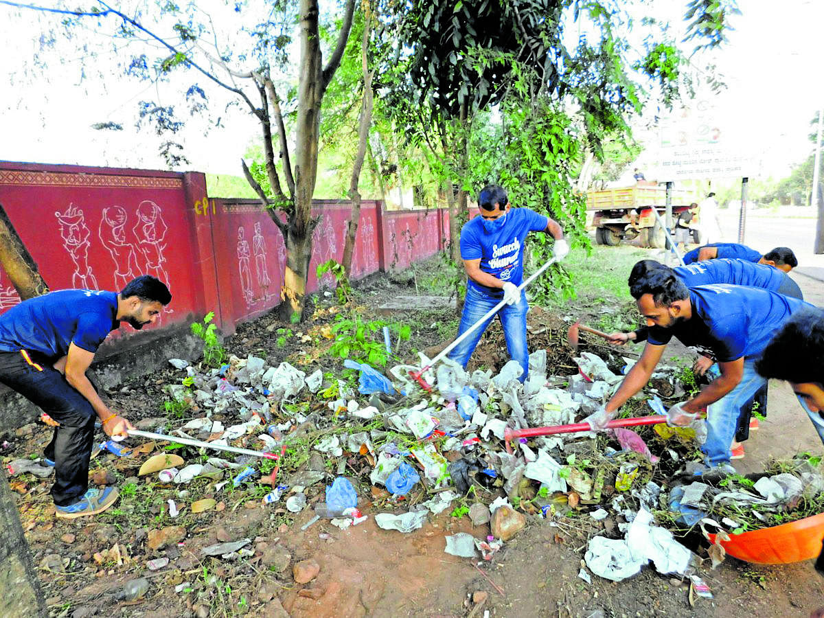 Volunteers clear garbage at Padua area in Mangaluru on Sunday.