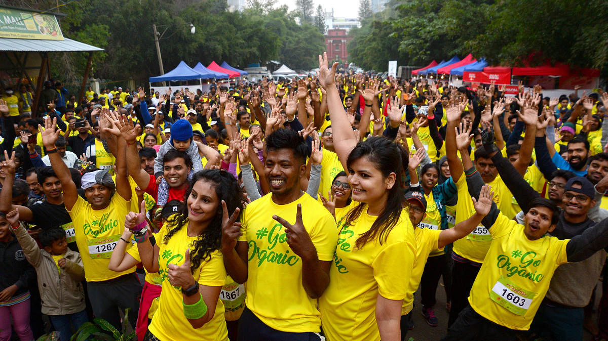 People take part in Smart Run-2019 in Cubbon Park on Sunday to promote organics and millets. DH PHOTO/RANJU P