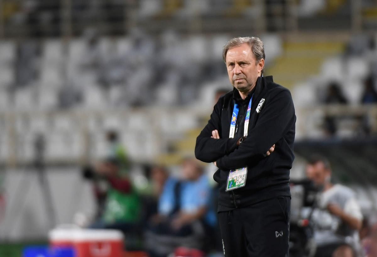 Thailand's coach Milovan Rajevac looks on during the 2019 AFC Asian Cup Group A football game between Thailand and India at the Al Nahyan Stadium stadium in Abu Dhabi on January 6, 2019. (AFP Photo)