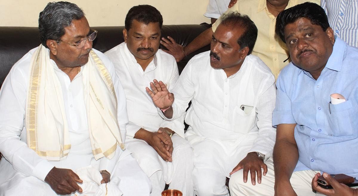 Former CM Siddaramaiah with Altaf Hallur, MLA Prasad Abbayya, and others, at the Hallur's residence in Old Hubballi on Monday.