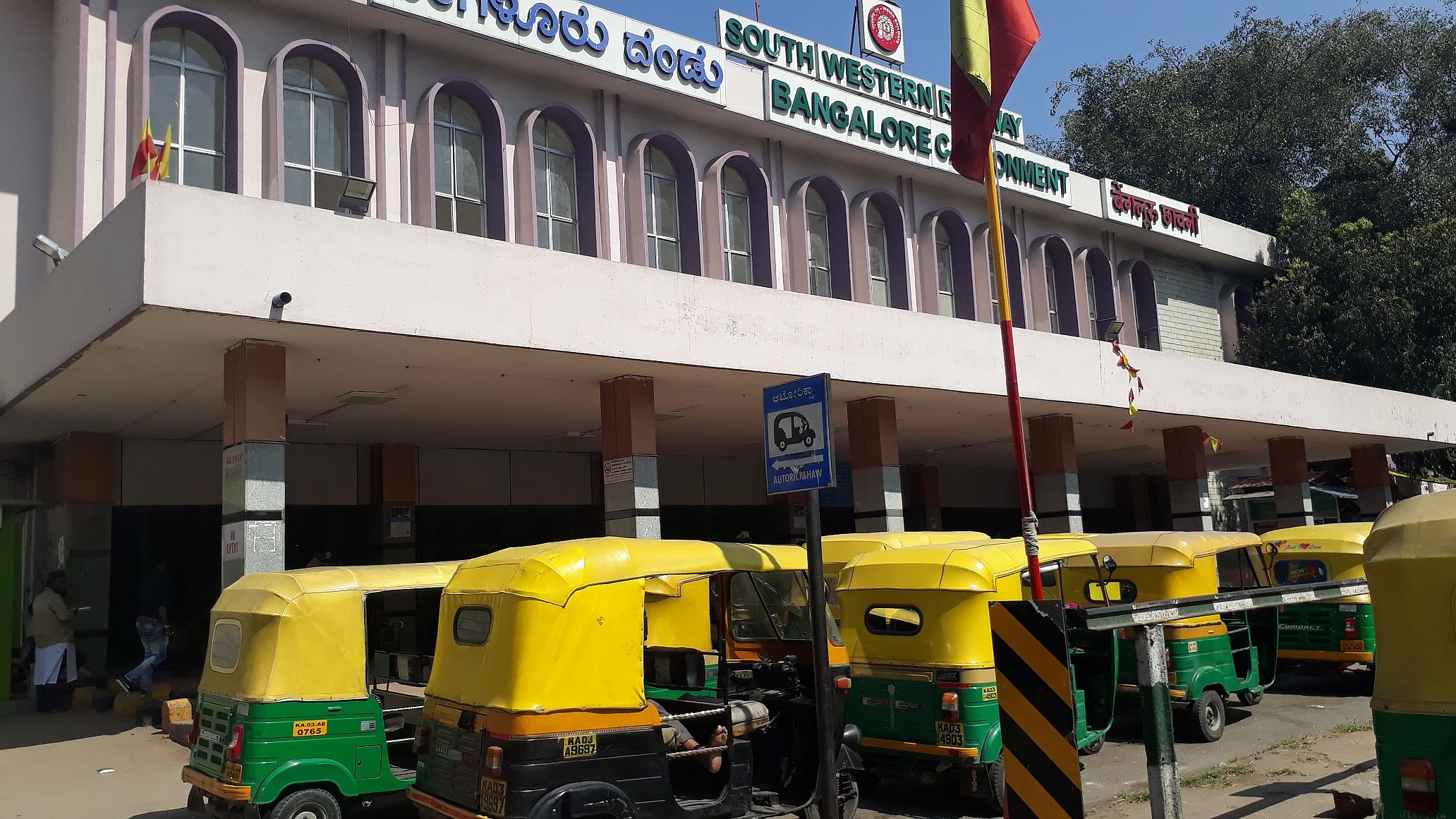 Auto drivers waiting for passengers outside the Cantonment railway station. Train passengers who arrived, and didn’t have a smartphones to book cabs, were at the mercy of drivers who demanded exorbitant fares.