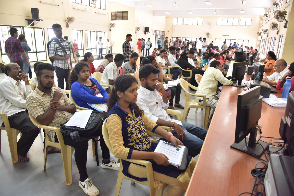 Students along with their parents at the documents verification for NEET at CET cell in Bengaluru. DH File Photo 