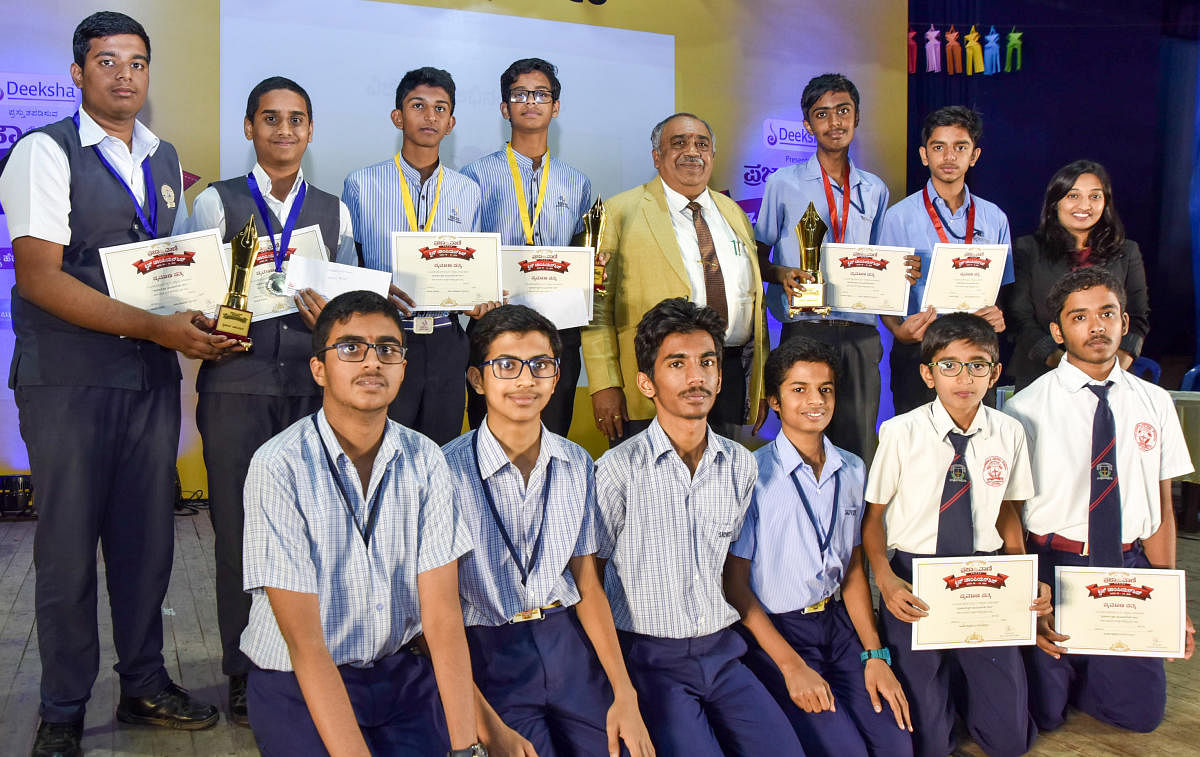 Champions: Participants of the zonal finals of Prajavani Quiz Championship, along with VC of University of Mysore G Hemantha Kumar, in Mysuru on Tuesday. DH Photo