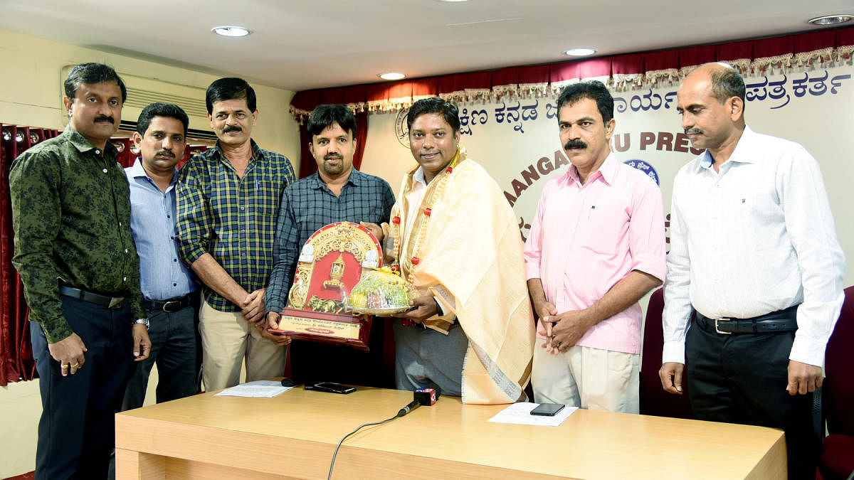 Deputy Commissioner Sasikanth Senthil is felicitated by the members of DK Working Journalists’ Association during a programme at Mangaluru Press Club in Mangaluru on Wednesday. 