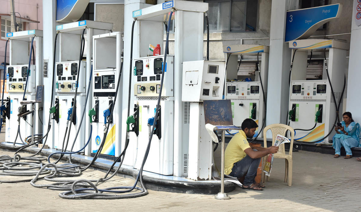 Petrol in Delhi now costs Rs 69.07 per litre - the highest this month - up from Rs 68.88 per litre rate of Thursday, according to price notification issued by state-owned oil firms. DH File photo 