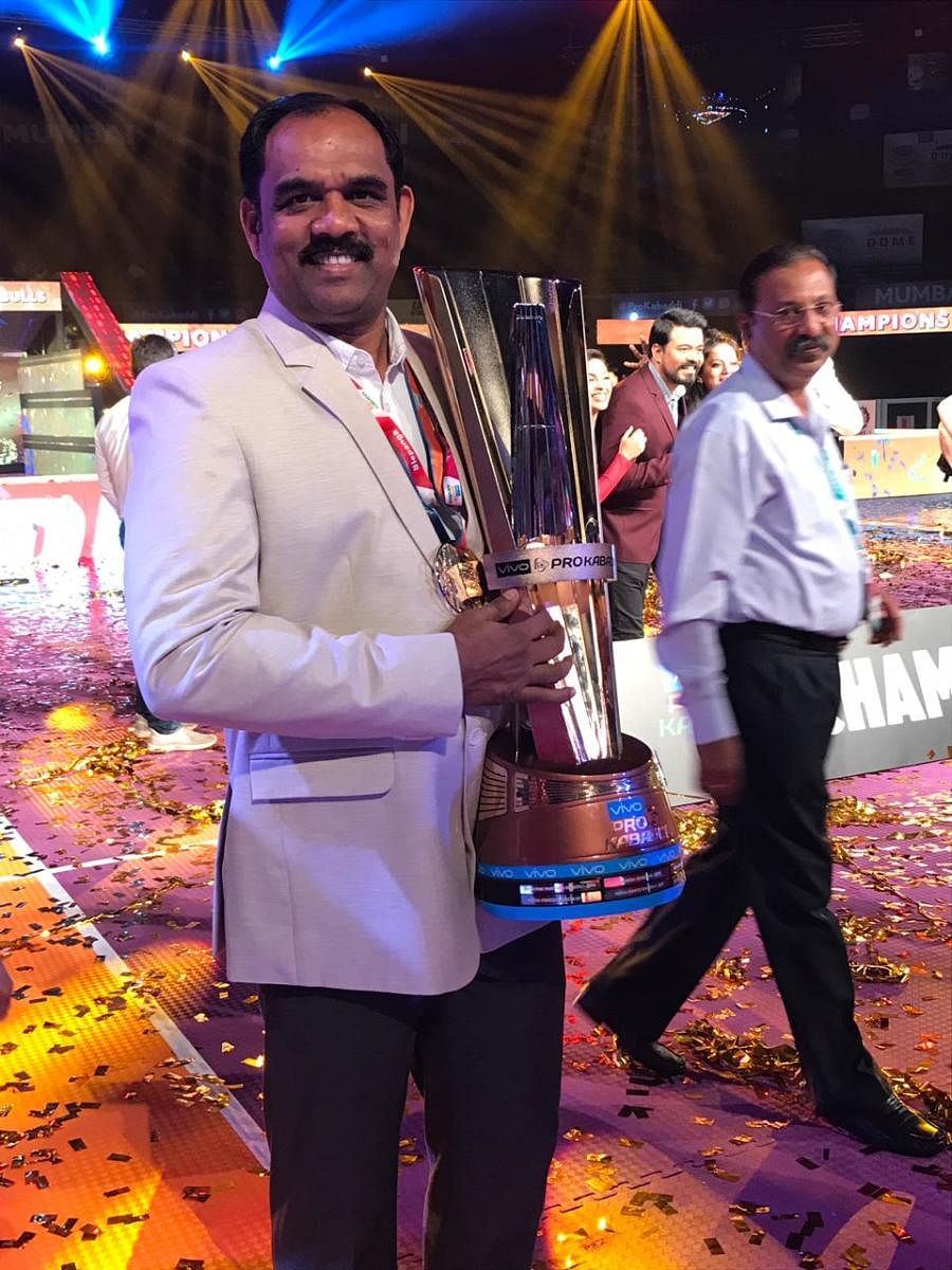 TRIUMPHANT Bengaluru Bulls coach BC Ramesh with the PKL trophy in Mumbai. 